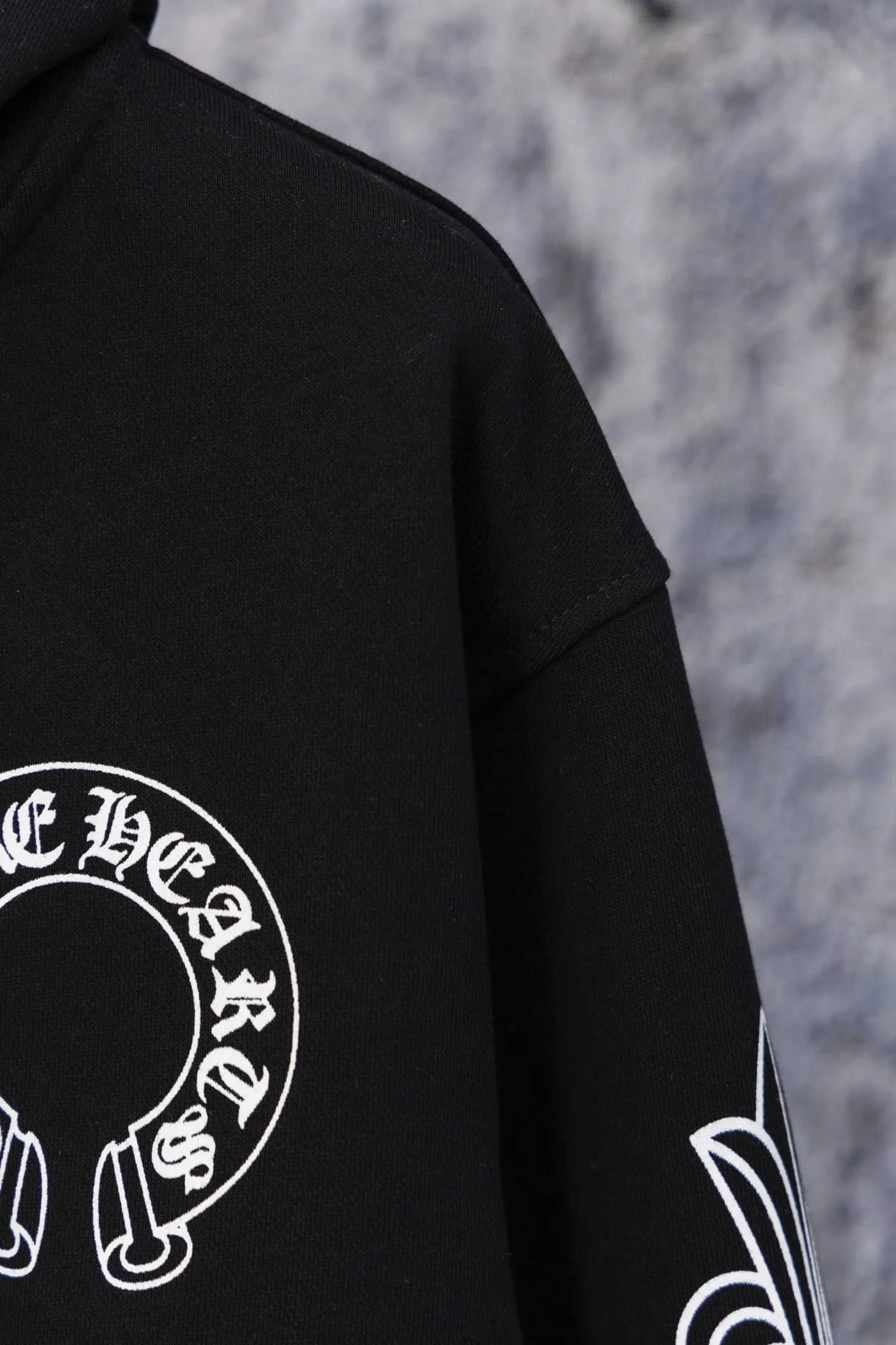 P250 ChromeHearts CH ChromeHearts 25 early autumn flower arm horseshoe zipper cardigan hooded sweatshirt Sanskrit letter rattan flower cross horseshoe hooded sweatshirt The fabric is made of 440g pure cotton terry with matching threads, imported printing, original customization, hardware, soft and skin-friendly. The workmanship is meticulous and the thickness is moderate. The webbing on the back collar extends to the shoulder for reinforcement. The connection between the wellhead and the shoulder is reinforced. The whole body is made with thousands of needle embroidery techniques. It is more compliant and stylish with clothes. It is a hot item of the season. The original customized accessories are complete with three standards. It will look handsome with any combination. The os drop shoulder version and loose version. Color: Black White Size: S M L XL